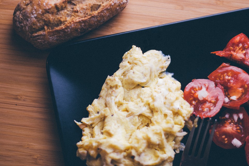 how-to-make-scrambled-eggs-fluffy