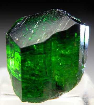 heart-chakra-stones-Green-Tourmaline