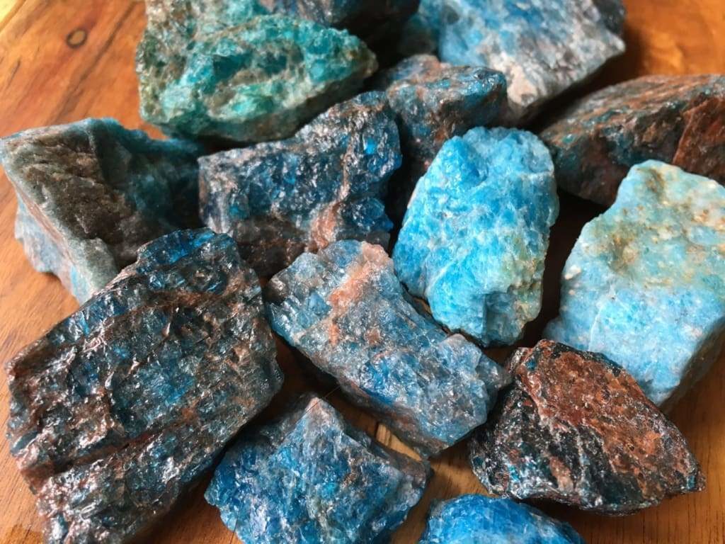 throat-chakra-stones-blue-apatite